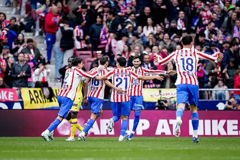 لماذا تنكَّر نجوم أتلتيكو مدريد بزي "بيكي بلايندرز"؟